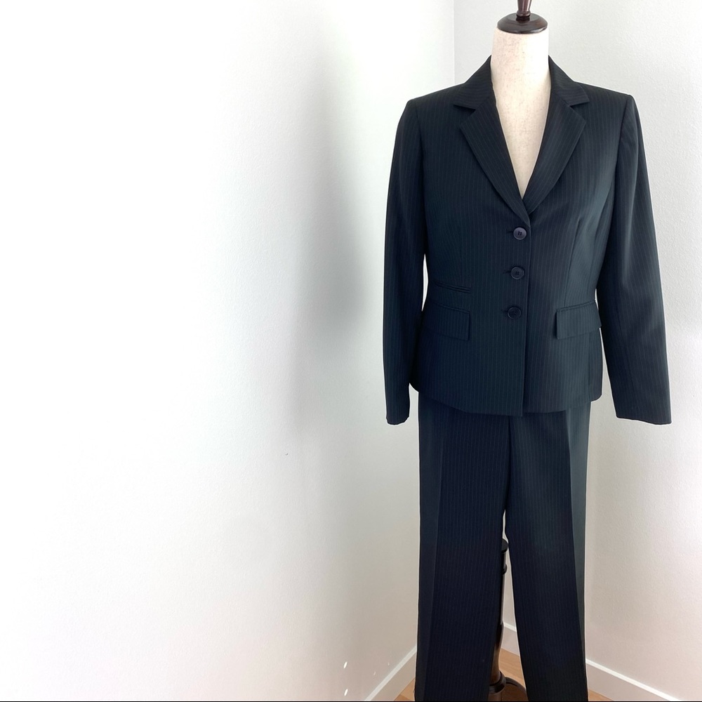 Evan-Picone beautiful 2 pc navy pinstripe career apparel pant suit